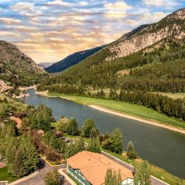 Flying Saddle Resort and Steak House, hotel u gradu Alpajn