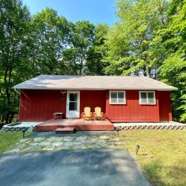 Escape to a 3-Bedroom Cabin in Lower Catskills, hotel di Woodridge