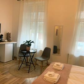 Apartament Plopilor Studios, хотел в Сибиу