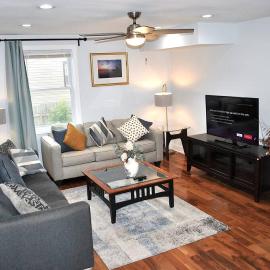 Stylish 4-Bedroom Full House. Plenty of Parking!, Hotel in Catonsville