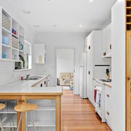Matching Green on The Parade - perfect location!, khách sạn ở Ocean Grove