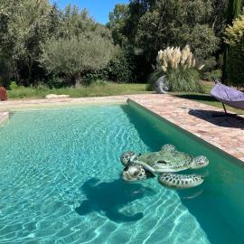 FUVOLEA, Maison de vacances à 15 min du centre d'Aix-en-Provence, piscine chauffée en saison - jardin - parking privé gratuit, hôtel à Fuveau