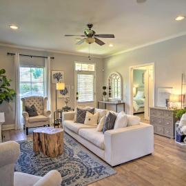 Baton Rouge Game Day House w/ Chic Yard Space, Hotel in Baton Rouge