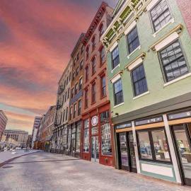 Spacious 1 bed 1 bath Downtown OTR condo minutes walk to the Reds Bengals stadium & more!، فندق في سينسيناتي