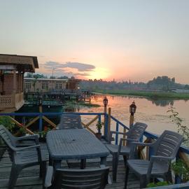 New Dunhill Houseboat, hotel em Srinagar