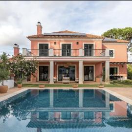 Colorful Villa with pool by OTYNA AM, hotell i Estoril