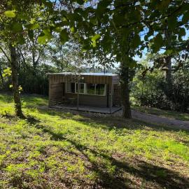 La Cabane Du Champ Du Possible, hotell i Uxeau