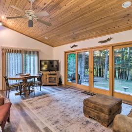 Charming Thompsonville Home w/ On-Site River!, hotel en Thompsonville