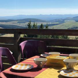 Lama-Gîte-des-Puys T3 Lamadalet, vue sud, terrasse, parking privé, hotel i Super Besse