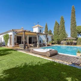 Casa Rural La Teja، فندق في Marchena