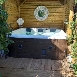 Arche de Lanoë jacuzzi, hotelli kohteessa Labastide-Saint-Pierre