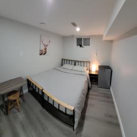 Guest House Basement - Master Bedrooms in Bayview Village, hotell i Toronto
