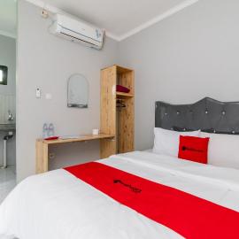 RedDoorz Plus near Jungeland Sentul，茂物的飯店