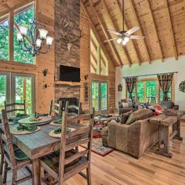 Great for Families! Lavish Hiawassee Cabin, hotel in Hiawassee