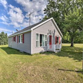 Pet-Friendly & Peaceful Northern Michigan Gem, hotel in Newberry