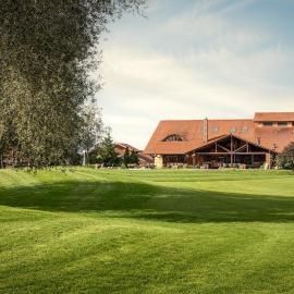 Golf & Spa Kunětická Hora: Dritec şehrinde bir otel