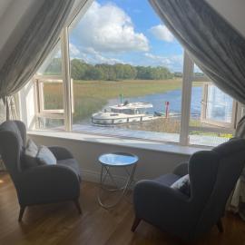 Lough Key Luxury Riverfront Apartment, hotel en Cootehall