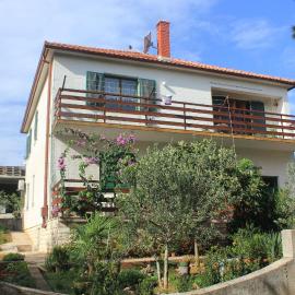Apartments by the sea Cove Mala Lamjana, Ugljan - 827, hotel em Kali