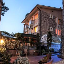 Hotel Il Cavaliere Nero, хотел в Тирения