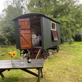 Baddiley에 위치한 호텔 The Shepherd's Hut - Wild Escapes Wrenbury off grid glamping - ages 12 and over