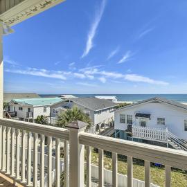 Coastal Retreat w/ Double Deck & Ocean Views!, hotell sihtkohas Ocean Isle Beach