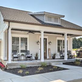 Stunning Lakefront Retreat w/ Dock Access!, hotel sa Greenwood