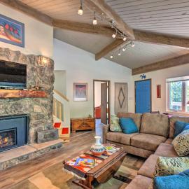 Angel Fire Home w/ Deck ~ 3 Mi to Ski Resort!, מלון באיינג'ל פייר