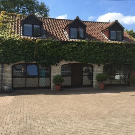 The Coach House Stylish spacious retreat with secure parking, hotel in Coalpit Heath