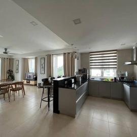 Santubong Suites Sejinjang, hotel di Kuching