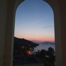 Sea view luxury apartment، فندق في Aiándion