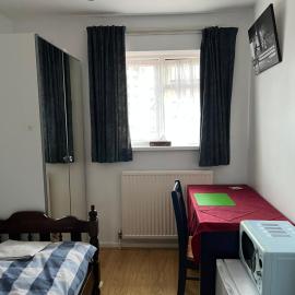 Comfortable single bedroom with free on site parking max car length 5 metres, hotel in Kingston upon Thames