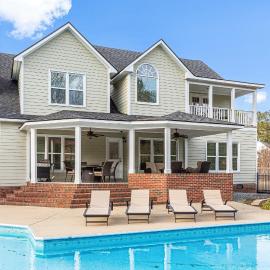 Amazing Home w/ Huge Pool, Game Tables, Movie room, and More!, hotel in Fayetteville