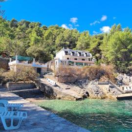 Apartments On the beach, Hotel in Bogomolje