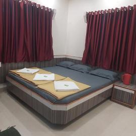 Sai Raghunandan Guest House, מלון בשירדי
