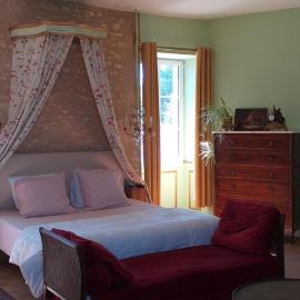 Chambre Louis XVI au Château de Champagne-Mouton، فندق في Champagne-Mouton
