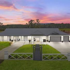 Soulful Grande Manor with Mineral Pool, Hotel in Millfield