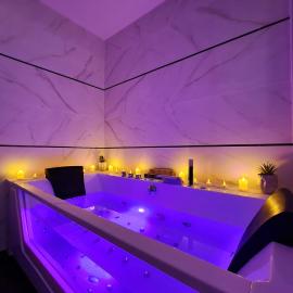 Fully renovated Chalet privatif suite romantique love balneo, hotel in Le Castellet