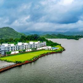 ZANA Lakeview Resort - most scenic lakeside resort，烏代浦的飯店