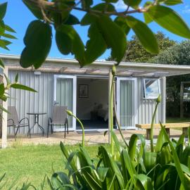 Beach Break Studio Cabin - short walk to beach and cafes, hotel in Waihi Beach