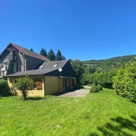 Maison lumineuse et spacieuse avec terrain, hotell i La Bourboule