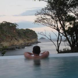 Shankton Harbour 3 Bedroom 4 Bathroom Beach House w Private BEACH SEA path, Hotel in Tola
