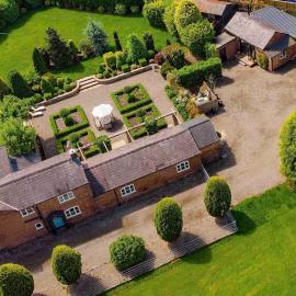 Luxury Barn with Hot Tub, Spa Treatments, Private Dining, hotel in Little Budworth