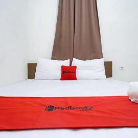 RedDoorz near Ekowisata Mangrove Belawan Medan, hotelli kohteessa Belawan