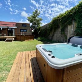 myinsolite - Tiny-house, jacuzzi, brasero, piscine, hotel in Aigues-Mortes