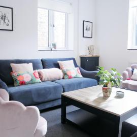 2 bed luxury duplex apartment in heart of Holt, hotell i Holt