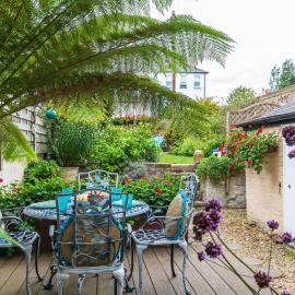 Seafront Apartment Private Garden & Free Parking, hotel in Littlehampton