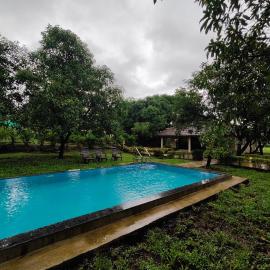 SaffronStays Mango Huts by the River, Pali, hotel en Jambhulpāda