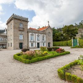 Romantic Historic Tower with Pool and Gardens, hotel sa Baião