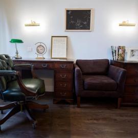 Luxury designer period apartment in Old Town by the presidential palace, hotel in Vinohrady