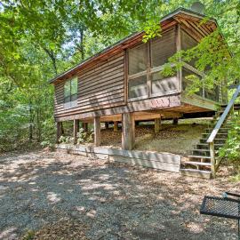 Bright Davis Escape w/ Screened-In Porch!, hotel in Davis